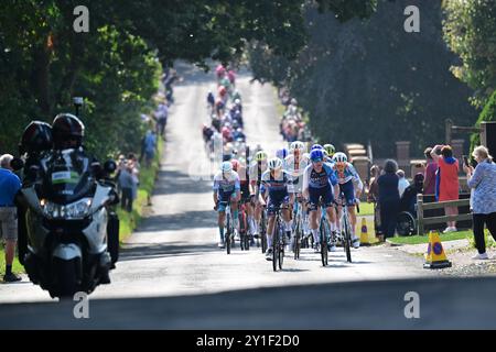 Lloyds Tour of Britain Derby étape 4 à Newark-on-Trent. Le peloton poursuit la rupture. Crédit : Peter Goding/Alamy Live News Banque D'Images