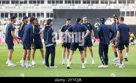 Prise à Birmingham, Royaume-Uni, le 06 septembre 2024 au Warwickshire County Cricket Club, Edgbaston. Sur la photo, les joueurs du Warwickshire s'échauffent lors du match de la finale Vitality Blast Quarter 2024 entre le Warwickshire CCC et le Gloucestershire CCC L'image est réservée à un usage éditorial - crédit à Stu Leggett via Alamy Live News Banque D'Images