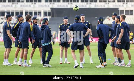 Prise à Birmingham, Royaume-Uni, le 06 septembre 2024 au Warwickshire County Cricket Club, Edgbaston. Sur la photo, les joueurs du Warwickshire s'échauffent lors du match de la finale Vitality Blast Quarter 2024 entre le Warwickshire CCC et le Gloucestershire CCC L'image est réservée à un usage éditorial - crédit à Stu Leggett via Alamy Live News Banque D'Images