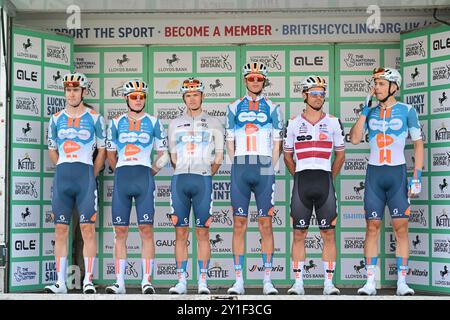 Lloyds Tour of Britain Derby étape 4 à Newark-on-Trent. Team DSM Firmenich PostNL avec Sean Flynn, Bjoern Koerdt, Emils Liepins, Oscar Onley, Casper Van Uden, Oliver Peace Credit : Peter Goding/Alamy Live News Banque D'Images