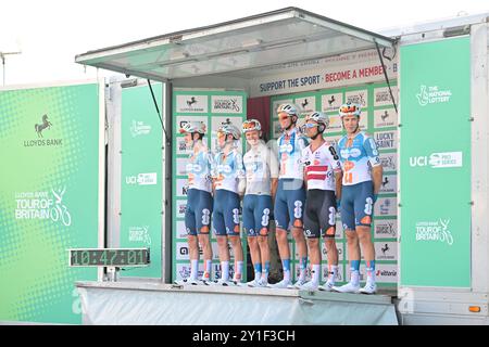 Lloyds Tour of Britain Derby étape 4 à Newark-on-Trent. Team DSM Firmenich PostNL avec Sean Flynn, Bjoern Koerdt, Emils Liepins, Oscar Onley, Casper Van Uden, Oliver Peace Credit : Peter Goding/Alamy Live News Banque D'Images
