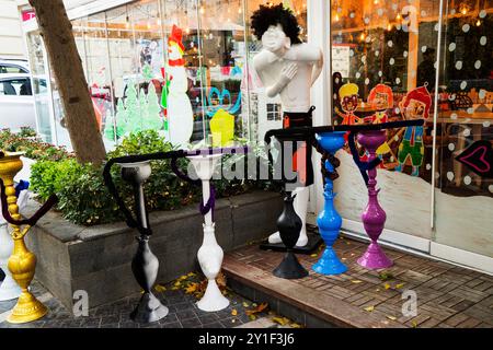 Beaucoup de narguilés colorés en verre shisha à l'entrée du café Banque D'Images