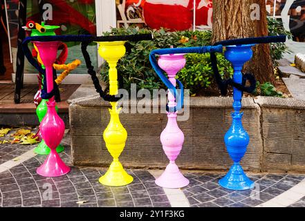 Beaucoup de narguilés colorés en verre shisha à l'entrée du café Banque D'Images