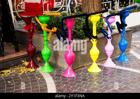 Beaucoup de narguilés colorés en verre shisha à l'entrée du café Banque D'Images