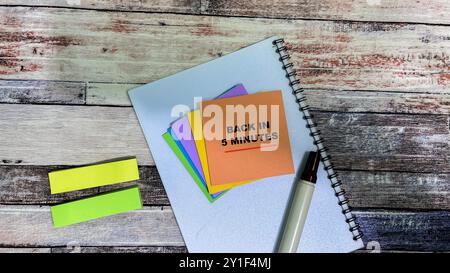 Concept de dos en 5 minutes écrire sur les notes adhésives isolées sur la table en bois. Banque D'Images