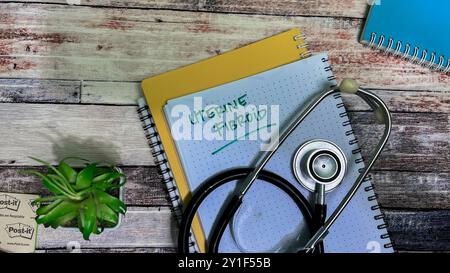 Concept de Fibroid utérin écrire sur le livre isolé sur la table en bois. Banque D'Images