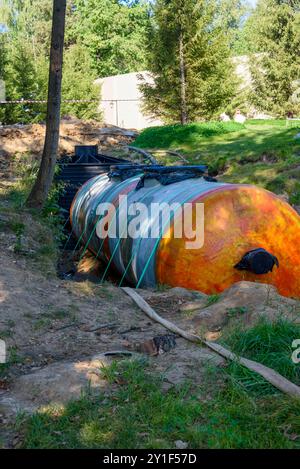 Construction d'une petite station d'épuration des eaux usées pour un chalet séparé. Protection de l'environnement. Banque D'Images