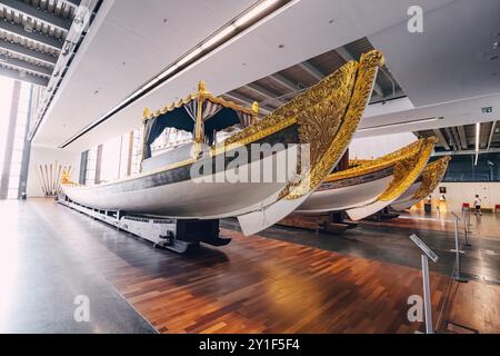 09 juillet 2024, Musée Deniz, Istanbul, Turquie : une exposition présentant un vaisseau en bois classique, avec des ornements dorés ornés soulignant l'héritage d'OT Banque D'Images