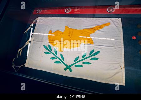 09 juillet 2024, Musée Deniz, Istanbul, Turquie : le vieux drapeau de Chypre comme exposition à la vitrine Banque D'Images