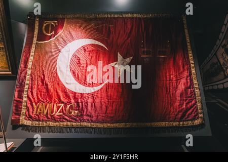 09 juillet 2024, Musée Deniz, Istanbul, Turquie : drapeau turc historique comme exposition de musée Banque D'Images