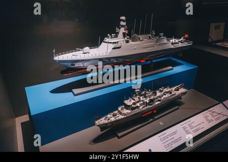 09 juillet 2024, Musée Deniz, Istanbul, Turquie : une maquette miniature d'un navire de guerre turc exposée dans un musée maritime, mettant en valeur le design complexe A. Banque D'Images