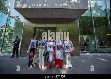 Cour suprême, Korte Voorhout 8, la Haye, pays-Bas. Vendredi 6 septembre 2024. Les travailleurs de la santé "Doctors Form Gaza" ont accroché des affiches montrant des médecins tombés et les restes de ce qui était autrefois un hôpital à Gaza, pendant une pause déjeuner pendant l'audience de la Cour suprême d'aujourd'hui à la Haye et des pièces d'avions de combat F-35. La Cour suprême néerlandaise a entendu vendredi un groupe d'organisations de défense des droits de l'homme et l'État néerlandais, dans le dernier affrontement juridique sur l'exportation de pièces d'avion de chasse F-35 vers Israël. Pax Nederland, Oxfam Novib et le Forum des droits ont déposé une plainte civile en décembre dernier. Elles Banque D'Images