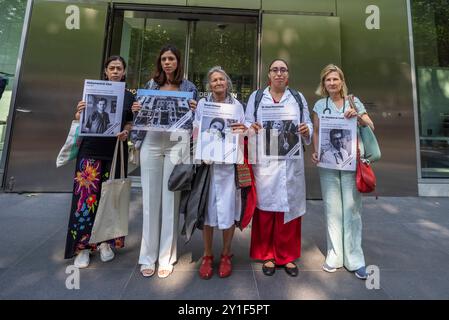 Cour suprême, Korte Voorhout 8, la Haye, pays-Bas. Vendredi 6 septembre 2024. Les travailleurs de la santé "Doctors Form Gaza" ont accroché des affiches montrant des médecins tombés et les restes de ce qui était autrefois un hôpital à Gaza, pendant une pause déjeuner pendant l'audience de la Cour suprême d'aujourd'hui à la Haye et des pièces d'avions de combat F-35. La Cour suprême néerlandaise a entendu vendredi un groupe d'organisations de défense des droits de l'homme et l'État néerlandais, dans le dernier affrontement juridique sur l'exportation de pièces d'avion de chasse F-35 vers Israël. Pax Nederland, Oxfam Novib et le Forum des droits ont déposé une plainte civile en décembre dernier. Elles Banque D'Images