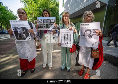 Cour suprême, Korte Voorhout 8, la Haye, pays-Bas. Vendredi 6 septembre 2024. Les travailleurs de la santé "Doctors Form Gaza" ont accroché des affiches montrant des médecins tombés et les restes de ce qui était autrefois un hôpital à Gaza, pendant une pause déjeuner pendant l'audience de la Cour suprême d'aujourd'hui à la Haye et des pièces d'avions de combat F-35. La Cour suprême néerlandaise a entendu vendredi un groupe d'organisations de défense des droits de l'homme et l'État néerlandais, dans le dernier affrontement juridique sur l'exportation de pièces d'avion de chasse F-35 vers Israël. Pax Nederland, Oxfam Novib et le Forum des droits ont déposé une plainte civile en décembre dernier. Elles Banque D'Images