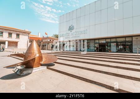 09 juillet 2024, Musée Deniz, Istanbul, Turquie : entrée du bâtiment du musée de la Marine ou de la mer Banque D'Images