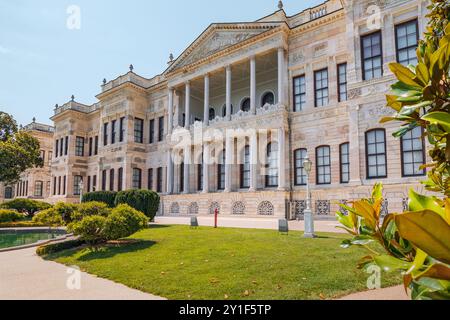 09 juillet 2024, Istanbul, Turquie : une vue imprenable sur un ancien palais turc à Istanbul, mettant en valeur sa façade historique et son beau jardin Banque D'Images