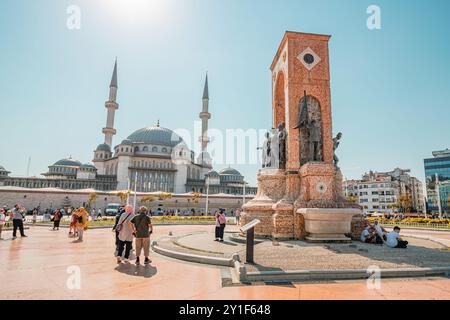 09 juillet 2024, Istanbul, Turquie : un espace extérieur bondé sur la place Taksim, mettant en évidence le mélange de style de vie traditionnel et moderne en tant que locaux et vis Banque D'Images