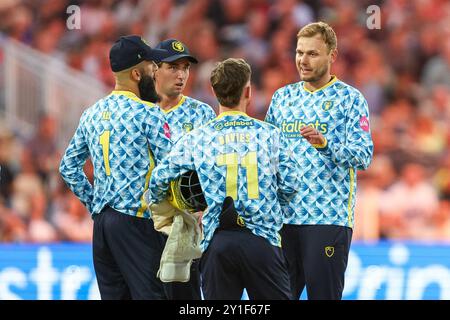 Prise à Birmingham, Royaume-Uni, le 06 septembre 2024 au Warwickshire County Cricket Club, Edgbaston. Sur la photo est #14, Danny Briggs de Warwickshire I (à droite) alors qu'il célèbre avoir pris son 1er guichet lors du match de finale Vitality Blast Quarter 2024 entre Warwickshire CCC & Gloucestershire CCC image est pour usage éditorial seulement - crédit à Stu Leggett via Alamy Live News Banque D'Images