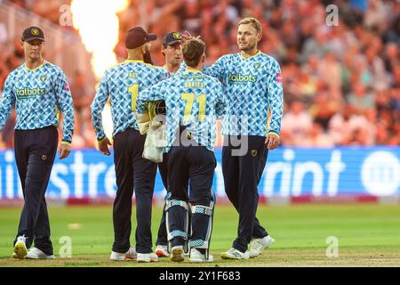 Prise à Birmingham, Royaume-Uni, le 06 septembre 2024 au Warwickshire County Cricket Club, Edgbaston. Sur la photo est #14, Danny Briggs de Warwickshire I (à droite) alors qu'il célèbre avoir pris son 1er guichet lors du match de finale Vitality Blast Quarter 2024 entre Warwickshire CCC & Gloucestershire CCC image est pour usage éditorial seulement - crédit à Stu Leggett via Alamy Live News Banque D'Images