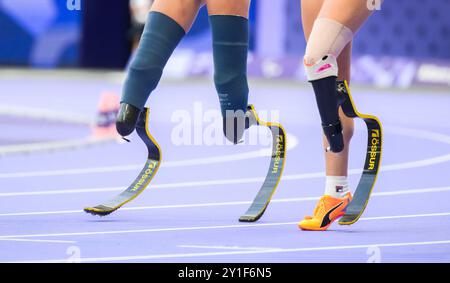 Paris, France. 06 septembre 2024. Paralympiques, Paris 2024, athlétisme, stade de France, 100m T64, finale féminine. Fleur Jong (l, or) et Marlene van Gansewinkel (bronze) des pays-Bas courent avec leurs prothèses dans le stade. Crédit : Julian Stratenschulte/dpa/Alamy Live News Banque D'Images