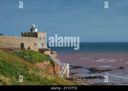 Vue sur la mer, la Tour de l'horloge, le château et les jardins Connaught de Peak Hill ou High Peak, Sidmouth UK Banque D'Images