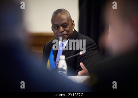 Praesident Wolodymyr Selenskyj auf dem NATO Gipfel in Rammstein US Verteidigungsminister Lloyd AUSTIN Praesident Wolodymyr Selenskyj auf Ukraine Gipfel am 06.09.2024 auf dem Natostuetzpunkt Rammstein. Visite de travail du président de l'Ukraine en Allemagne Foto:le bureau présidentiel de l'Ukraine Rammstein Deutschland *** le président Volodymyr Selenskyj au sommet de l'OTAN à Rammstein le secrétaire américain à la Défense Lloyd AUSTIN le président Volodymyr Selenskyj au sommet de l'Ukraine le 06 Poolfoto SvenSimon-ThePresidentialOfficeUkraine , USAGE ÉDITORIAL SEULEMENT Banque D'Images