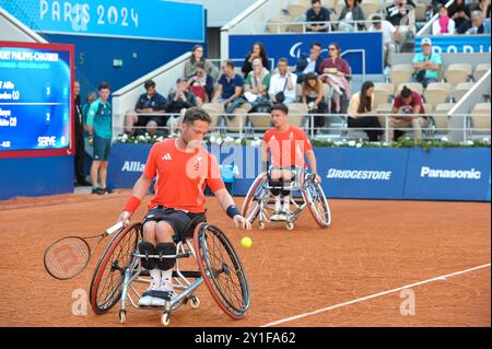 Alfie Hewett (GBR) servant lors de son match avec Gordon Reid (GBR) contre Takuya Miki (JPN) et Tokito Oda (JPN) dans le match pour la double médaille d'or masculine au stade Roland Garros le dixième jour des Jeux paralympiques d'été de 2024 à Paris, France. Le match a été remporté par la paire britannique en sets consécutifs avec un score de 6-2, 6-1. Crédit : Michael Preston/Alamy Live News Banque D'Images