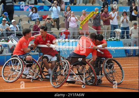 Gordon Reid (GBR, à gauche) et Alfie Hewett (GBR, à droite) commisérant et serrant la main du doublé japonais Tokito Oda (JPN, à gauche) et Takuya Miki (JPN, à droite) après avoir remporté le match de la médaille d'or des doubles hommes au stade Roland Garros le dixième jour des Jeux paralympiques d'été de 2024, à Paris, France. Le match a été remporté par la paire britannique en sets consécutifs avec un score de 6-2, 6-1. Crédit : Michael Preston/Alamy Live News Banque D'Images