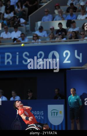 Gordon Reid (GBR) a servi lors de son match avec Alfie Hewett (GBR) contre Takuya Miki (JPN) et Tokito Oda (JPN) dans le match pour la double médaille d'or masculine au stade Roland Garros le dixième jour des Jeux paralympiques d'été de 2024, à Paris, en France. Le match a été remporté par la paire britannique en sets consécutifs avec un score de 6-2, 6-1. Crédit : Michael Preston/Alamy Live News Banque D'Images