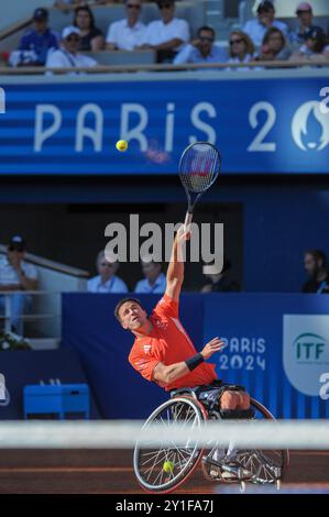 Gordon Reid (GBR) a servi lors de son match avec Alfie Hewett (GBR) contre Takuya Miki (JPN) et Tokito Oda (JPN) dans le match pour la double médaille d'or masculine au stade Roland Garros le dixième jour des Jeux paralympiques d'été de 2024, à Paris, en France. Le match a été remporté par la paire britannique en sets consécutifs avec un score de 6-2, 6-1. Crédit : Michael Preston/Alamy Live News Banque D'Images