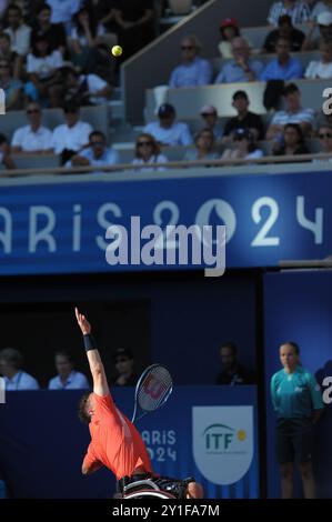 Gordon Reid (GBR) a servi lors de son match avec Alfie Hewett (GBR) contre Takuya Miki (JPN) et Tokito Oda (JPN) dans le match pour la double médaille d'or masculine au stade Roland Garros le dixième jour des Jeux paralympiques d'été de 2024, à Paris, en France. Le match a été remporté par la paire britannique en sets consécutifs avec un score de 6-2, 6-1. Crédit : Michael Preston/Alamy Live News Banque D'Images