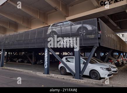 Bucarest, Roumanie - 04 septembre 2024 : parking à plusieurs niveaux sur la structure métallique dans l'espace libre sous Basarab Overpass. Banque D'Images