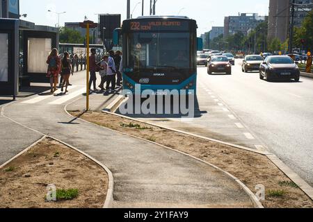 Bucarest, Roumanie - 04 septembre 2024 : le bus de la Société de transport de Bucarest s'arrête à une gare dans le quartier de Ghencea. Banque D'Images