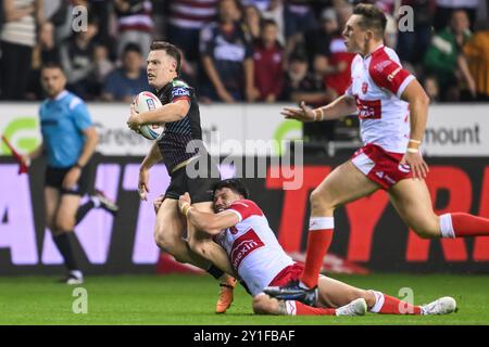 JAI Field of Wigan Warriors est attaqué par Oliver Gildart de Hull KR The Betfred Super League Round 25 match Wigan Warriors vs Hull KR au Brick Community Stadium, Wigan, Royaume-Uni, 6 septembre 2024 (photo par Craig Thomas/News images) Banque D'Images