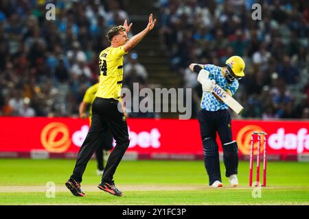 Birmingham, Royaume-Uni, 6 septembre 2024. David Payne du Gloucestershire célèbre avoir pris le guichet de Moeen Ali des Birmingham Bears lors du T20 Vitality Blast match entre Birmingham Bears et Gloucestershire. Crédit : Robbie Stephenson/Gloucestershire Cricket/Alamy Live News Banque D'Images