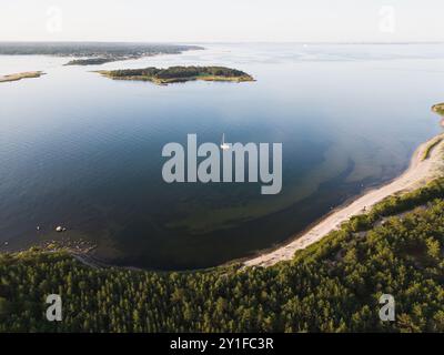 Estonie, côte de l'île d'Aegna, île de Krasuli et péninsule de Viimsi en été matin avec une mer calme, vue photo d'en haut d'un drone. Banque D'Images