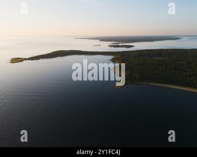 Estonie, Aegna, Krasuli, îles Kumbli et péninsule de Viimsi en été matin avec une mer calme, vue photo d'en haut d'un drone. Banque D'Images