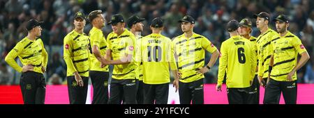 Prise à Birmingham, Royaume-Uni, le 06 septembre 2024 au Warwickshire County Cricket Club, Edgbaston. Sur la photo, David Payne du Gloucestershire (3ème à gauche) célèbre le licenciement du #1, Moeen Ali du Warwickshire avec ses coéquipiers lors du match de finale Vitality Blast Quarter 2024 entre Warwickshire CCC & Gloucestershire CCC image est à usage éditorial seulement - crédit à Stu Leggett via Alamy Live News Banque D'Images