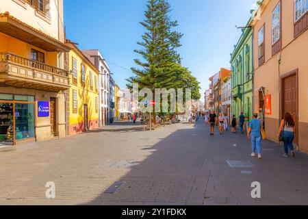 Boutiques colorées et cafés à la place Plazoleta de Zerolo dans le quartier historique coloré de la vieille ville de San Cristobal la Laguna, Espagne, îles Canaries. Banque D'Images