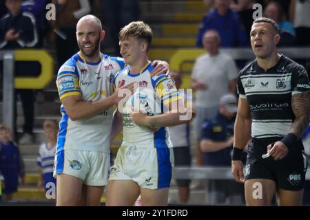 Leeds, Royaume-Uni. 06 septembre 2024. AMT Headingley Rugby Stadium, Leeds, West Yorkshire, 6 septembre 2024. Betfred Super League Leeds Rhinos v Hull FC Alfie Edgell de Leeds Rhinos célèbre avoir marqué son 3e essai du match contre Hull FC aux côtés de son coéquipier Matt Frawley Credit : Touchlinepics/Alamy Live News Banque D'Images