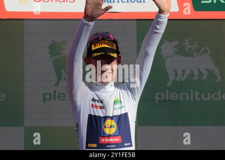 Mattias Skjelmose Denmark Lidl Trek top 5 de l'équipe à la Vuelta et remporte le meilleur jeune maillot blanc convoité 2024 Banque D'Images