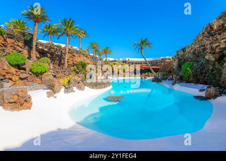 La piscine sur le terrain de la Maison du volcan César Manrique près de la côte atlantique de Haria Espagne sur l'île Canaries Lanzarote Banque D'Images