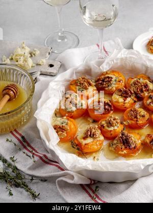 abricots rarebit avec gorgonzola, noix et miel et vin Banque D'Images