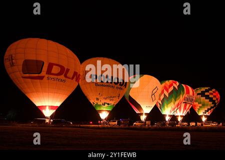 Ratiborice, République tchèque. 6 septembre 2024. La célèbre lueur nocturne est un spectacle époustouflant avec six équipes de montgolfières allumant leurs ballons alors que la nuit tombe à Ratiborice (150 kilomètres au nord de Prague) en République tchèque. Les montgolfières de tout le pays se rassemblent à ce qui est le plus grand événement de ballon en République tchèque cette année, ''Balony nad Rozkosi'' (crédit image : © Slavek Ruta/ZUMA Press Wire) USAGE ÉDITORIAL SEULEMENT! Non destiné à UN USAGE commercial ! Crédit : ZUMA Press, Inc/Alamy Live News Banque D'Images