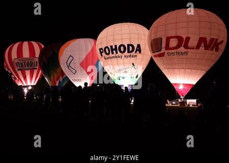 Ratiborice, République tchèque. 6 septembre 2024. La célèbre lueur nocturne est un spectacle époustouflant avec six équipes de montgolfières allumant leurs ballons alors que la nuit tombe à Ratiborice (150 kilomètres au nord de Prague) en République tchèque. Les montgolfières de tout le pays se rassemblent à ce qui est le plus grand événement de ballon en République tchèque cette année, ''Balony nad Rozkosi'' (crédit image : © Slavek Ruta/ZUMA Press Wire) USAGE ÉDITORIAL SEULEMENT! Non destiné à UN USAGE commercial ! Crédit : ZUMA Press, Inc/Alamy Live News Banque D'Images