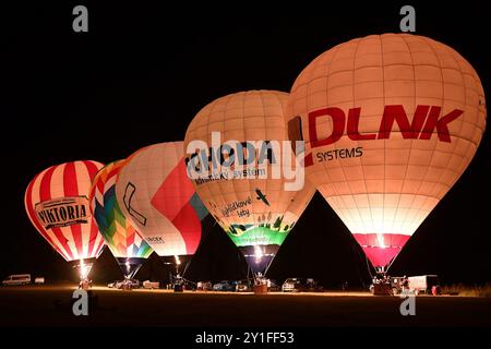Ratiborice, République tchèque. 6 septembre 2024. La célèbre lueur nocturne est un spectacle époustouflant avec six équipes de montgolfières allumant leurs ballons alors que la nuit tombe à Ratiborice (150 kilomètres au nord de Prague) en République tchèque. Les montgolfières de tout le pays se rassemblent à ce qui est le plus grand événement de ballon en République tchèque cette année, ''Balony nad Rozkosi'' (crédit image : © Slavek Ruta/ZUMA Press Wire) USAGE ÉDITORIAL SEULEMENT! Non destiné à UN USAGE commercial ! Crédit : ZUMA Press, Inc/Alamy Live News Banque D'Images