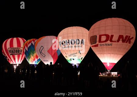 Ratiborice, République tchèque. 6 septembre 2024. La célèbre lueur nocturne est un spectacle époustouflant avec six équipes de montgolfières allumant leurs ballons alors que la nuit tombe à Ratiborice (150 kilomètres au nord de Prague) en République tchèque. Les montgolfières de tout le pays se rassemblent à ce qui est le plus grand événement de ballon en République tchèque cette année, ''Balony nad Rozkosi'' (crédit image : © Slavek Ruta/ZUMA Press Wire) USAGE ÉDITORIAL SEULEMENT! Non destiné à UN USAGE commercial ! Crédit : ZUMA Press, Inc/Alamy Live News Banque D'Images
