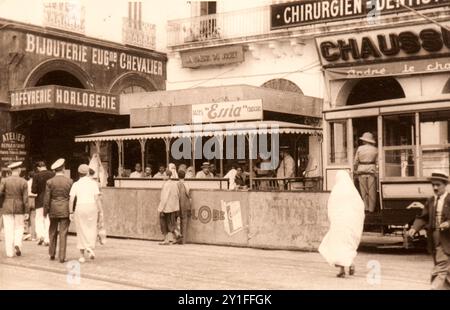 Photo tirée de l'album du voyage de l'Italie à l'Algérie et à Londres de la famille juive milanaise au milieu des années trente. En particulier, la photo montre la vie active de la capitale algérienne au milieu des années trente Banque D'Images