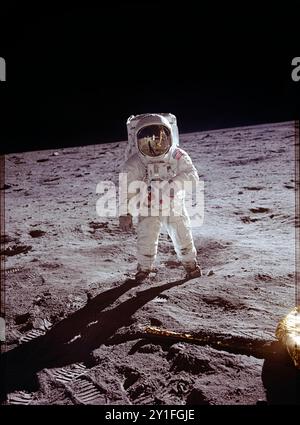 L'astronaute d'Apollo 11 Buzz Aldrin lors de la première marche au lune le 20 juillet 1969. Photographie prise par Neil Armstrong, dont le reflet peut être vu dans la visière d'Aldrin avec le module lunaire et la surface de la Lune. Photographie restaurée numériquement préparée pour l'impression à grande échelle et les supports d'affichage. Crédit : Neil Armstrong / NASA / Futuras Fotos Banque D'Images