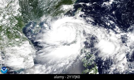 Wenchang, Chine. 04th Sep, 2024. Le super typhon Yagi, un ouragan de catégorie 5, approche de la côte chinoise près de la ville de Wenchang près de la station balnéaire tropicale de l'île de Hainan, vu du système conjoint de satellites polaires, le 4 septembre 2024 en orbite terrestre. La tempête avec des vents de 223 km/h (138 mi/h) et devrait causer des dommages catastrophiques. Crédit : NOAA-20/JPSS/NOAA/Alamy Live News Banque D'Images